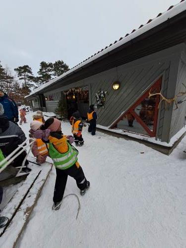 Her prøver et barn å kaste lasso på reinsdyr horn. 